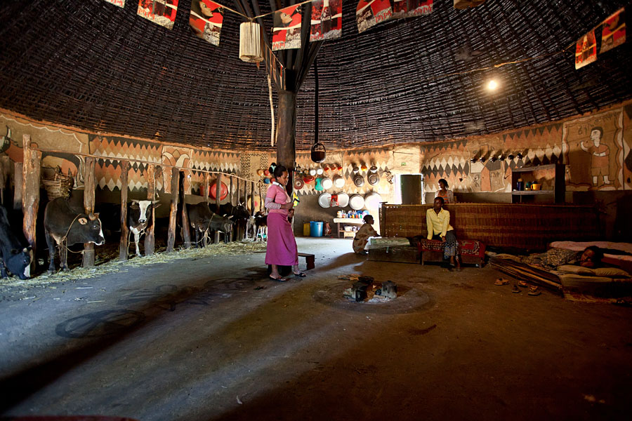 213   Gurage house, combination of stable, living, sleeping room and bar. Ethiopia 